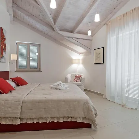 Villa Sumartin Selca, Stunning, Luxurious Frontline 7 Bedrooms Amazing Sea-views Selca (Brac)