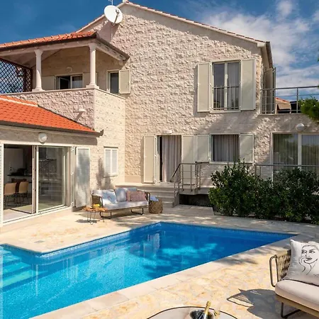 Villa Sumartin Selca, Stunning, Luxurious Frontline 7 Bedrooms Amazing Sea-views *